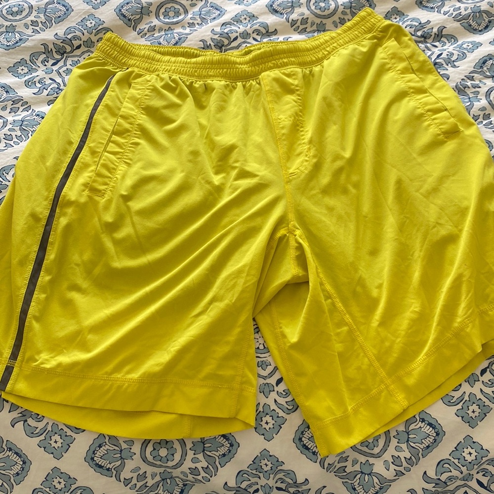 MENS LULULEMON SHORTS 9”